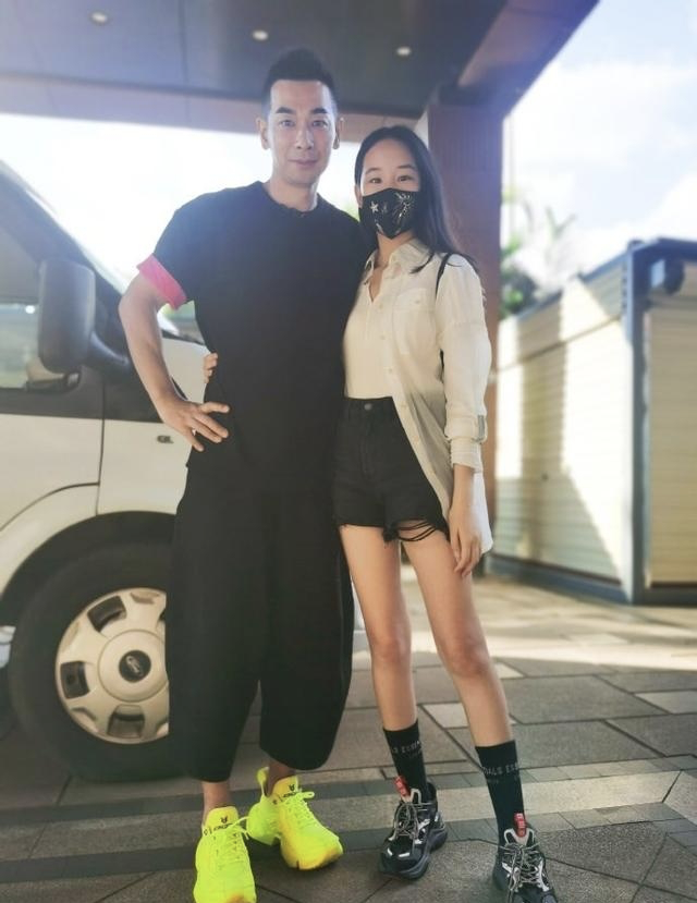 闲鱼有话说|赵文卓大女儿归国，14岁穿“及臀裤”走轻熟风，这身材比例太完美