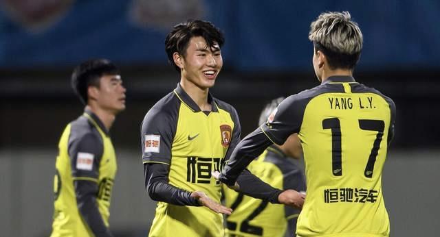 中超|2-0，又完勝！中超豪門(mén)太狠了，打服最強(qiáng)黑馬，轟14腳+58%控球率