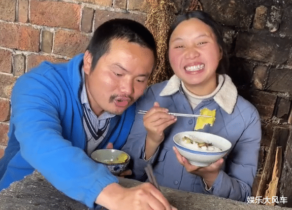 神行太保|小春花怀孕8个月，挑重担喂猪健步如飞，网友：怀的是神行太保？