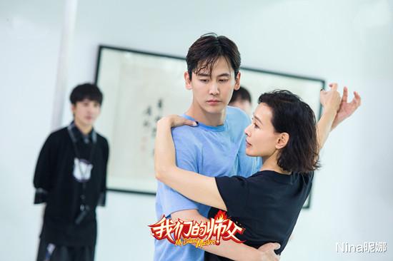 肖战|60岁陈冲久违亮相变胖，穿缎面裙大肚腩抢镜，老戏骨一出场就被吸引