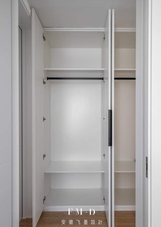 过道装“衣帽间”,电视墙做满柜,一项设计连接2大功能,太实用