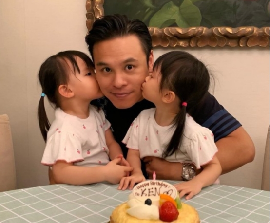 熊黛林|熊黛林老公携女儿与友聚会，双胞胎女儿容貌差距越大，性格也各异