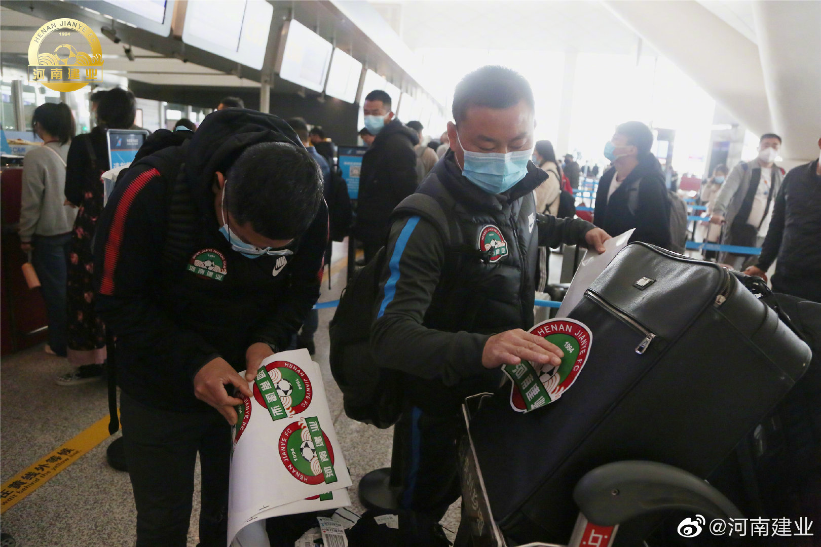 齐帅 河南嵩山龙门，飞抵海口！队员贴上旧队徽，编辑用一新名词来代替