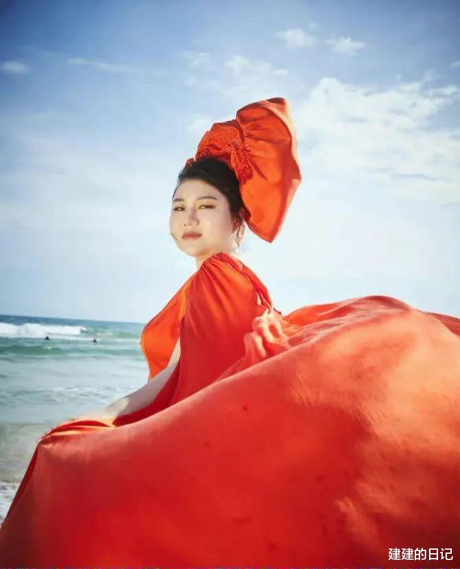 姚晨|再看2021年红毯翻车的15位女星，有人胸口套着“百叶窗”就出来了