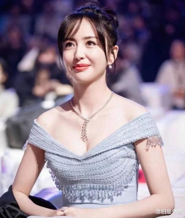 佟丽娅|佟丽娅自称“全班最丑”，看到班级合照后，这都是什么神仙班级！