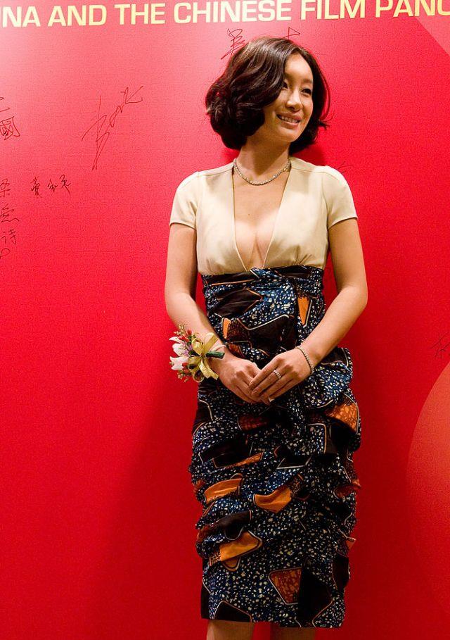 秦海璐|秦海璐穿衣好大胆，深V礼服秀出傲人身材，复古卷发更显端庄大气