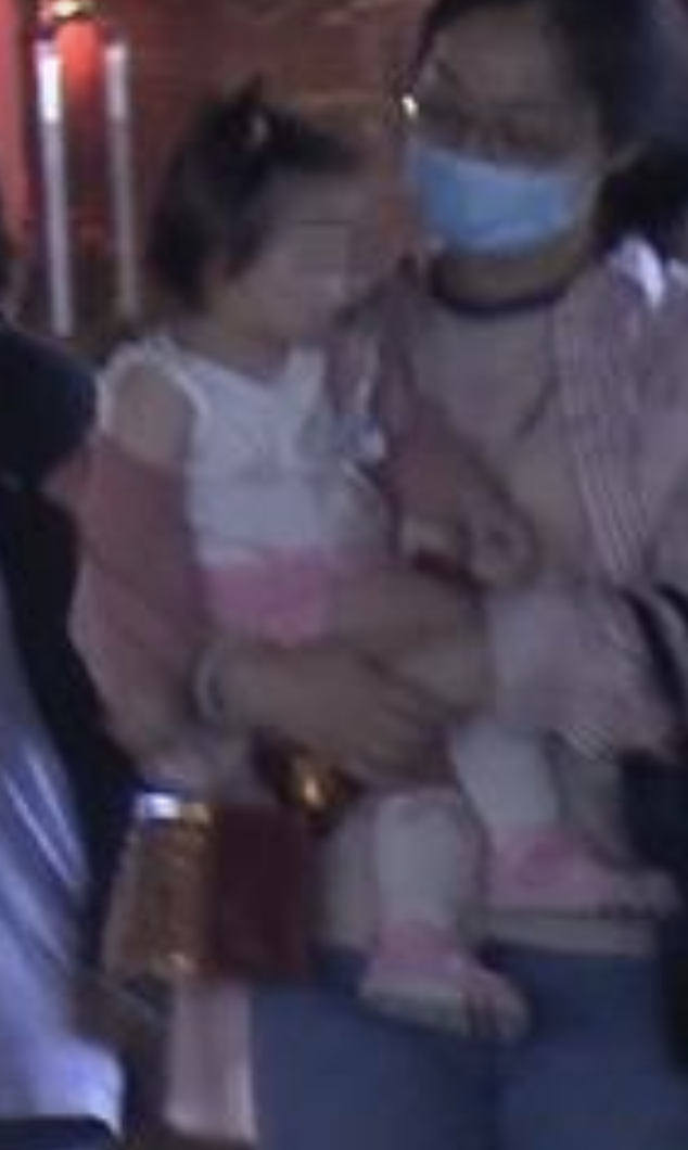 郭碧婷|郭碧婷带女儿购物，Cora穿扮粉嫩软萌可爱，有专人抱娃出行阵仗大