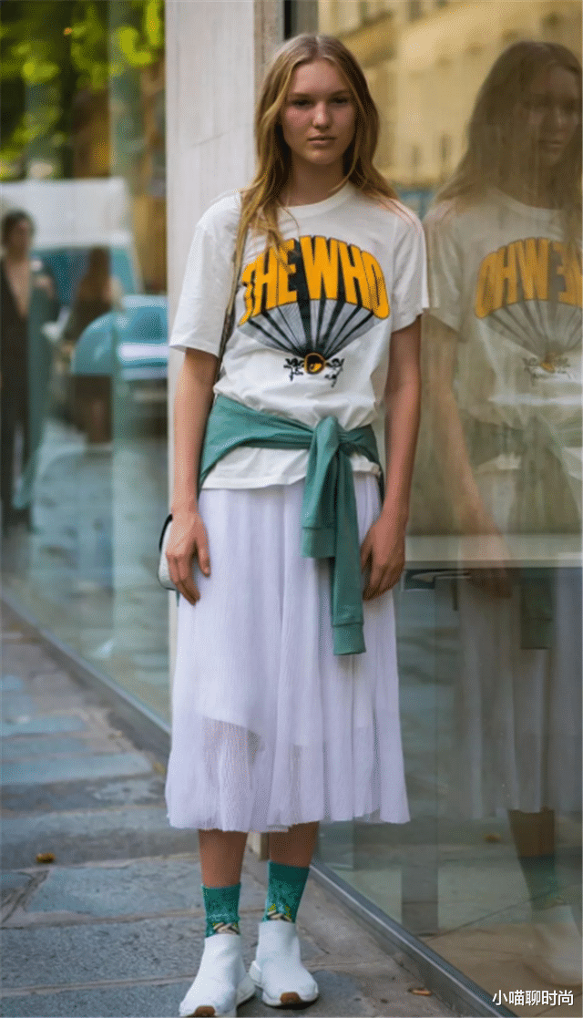 小喵聊时尚|T恤不一定要塞进下装里,今夏流行“衣摆盖胯部”,时髦还高级