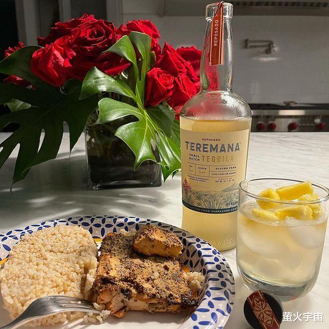 道恩·强森|巨石强森4岁女儿躲父胳膊后,只能看见小脑袋,硬汉头皮布满汗珠