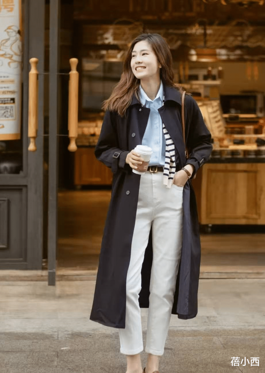 蓓小西 奔三奔四的女人，建议多穿“风衣”，这4种搭法简约时髦显气质