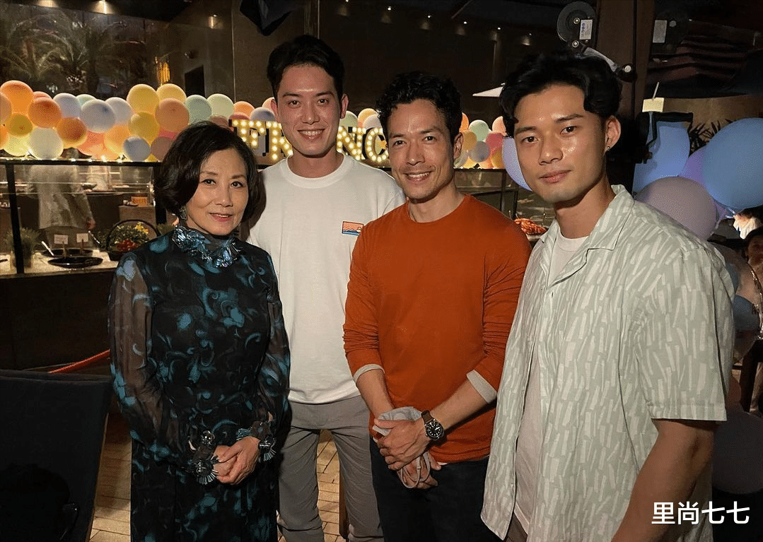 何超琼|何超琼为男友人庆生，亲密搂抱手把手切蛋糕，同框四太闺蜜好客气