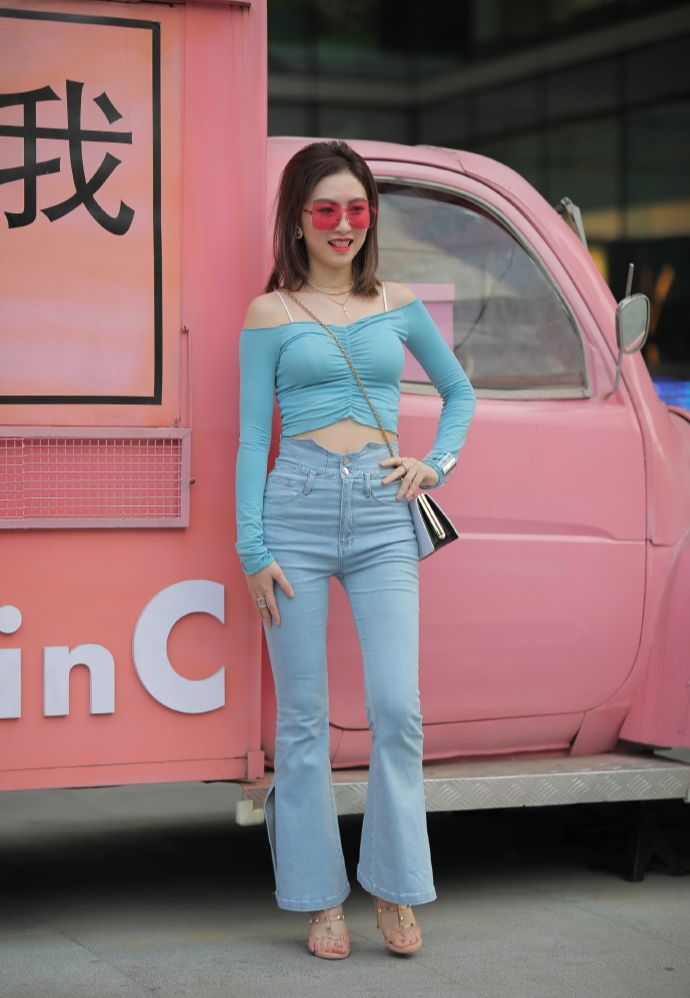 坎叔说时尚 休闲风的“微喇裤”，减龄又舒适，即使只搭纯色衫也照样好看