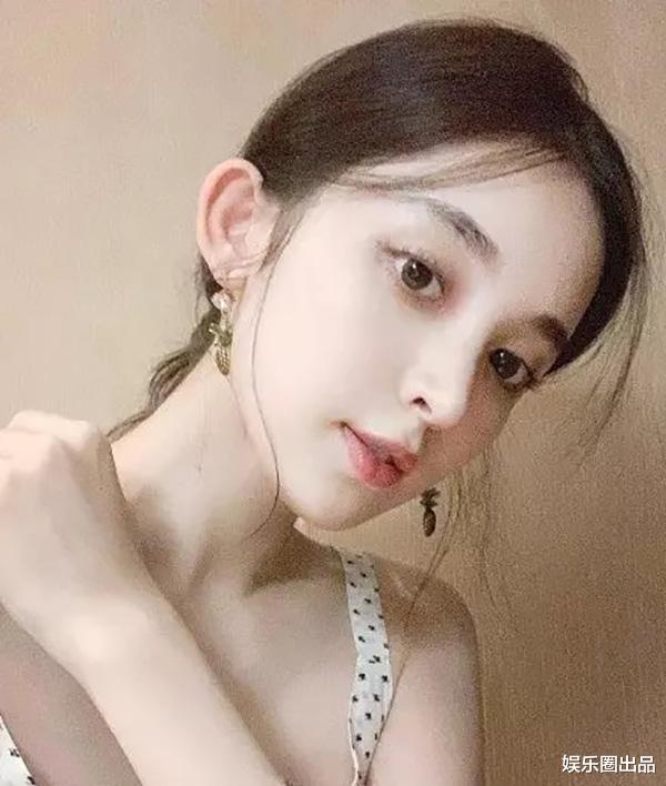 古力娜扎|古力娜扎对着镜子玩自拍，脸部状态引起热议，网友：白得不真实