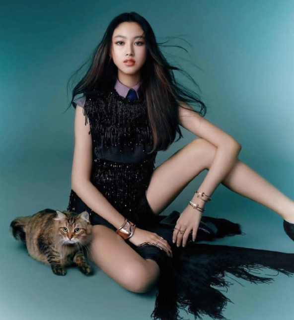 任达华|任达华16岁女儿近照曝光，细腰仅有巴掌大，逆天长腿吸睛似超模