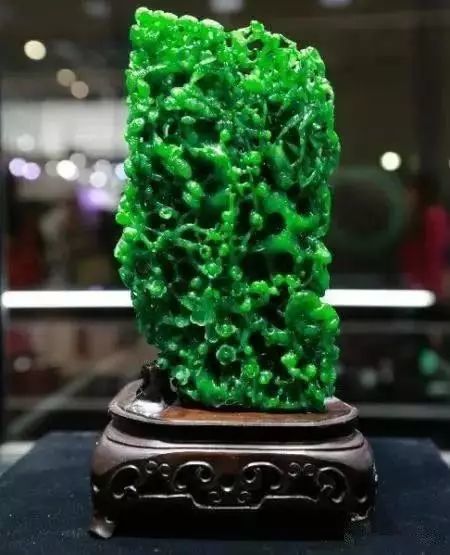 玉雕|1200块翡翠被粗切,老板大哭一场,看看玉雕大师如何化腐朽为神奇