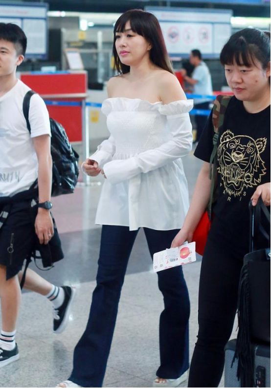 混搭时尚Anna|50岁钟丽缇美人不迟暮，虽然身材“微胖”，但女人味十足