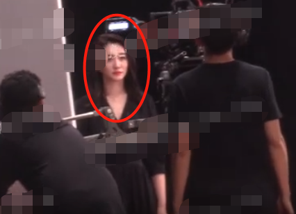 李小冉|45岁李小冉罕见发福不少！穿V领长裙女神范十足，肌肤竟白到发光