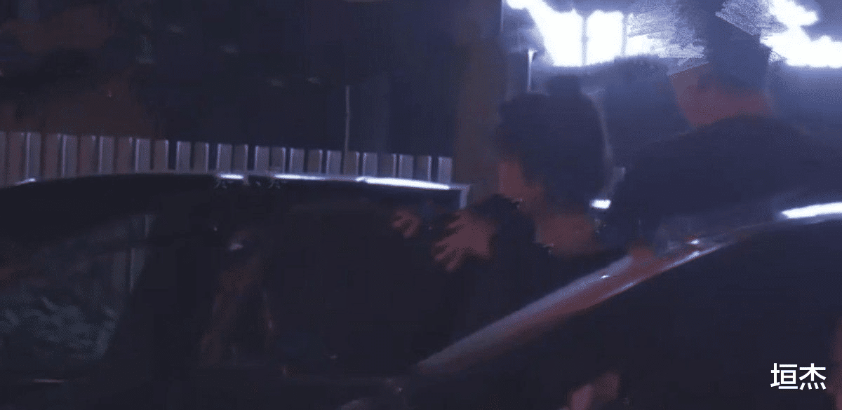 佟丽娅|佟丽娅深夜和朋友聚餐，穿短裙冷到浑身发抖，让网友心疼