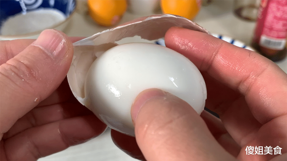 煮鸡蛋时,直接加水煮是错的!多加1步,又嫩又营养,壳一碰就掉