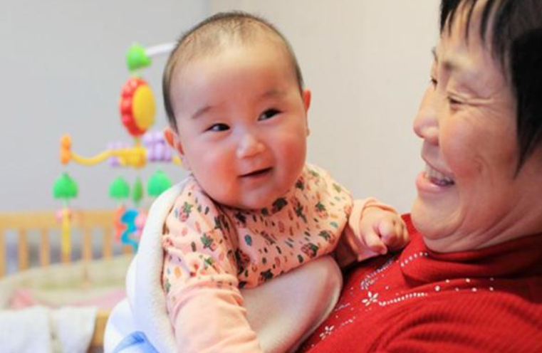 糖果的妈妈|远房亲戚来看孩子,宝宝见到对方却大哭不止,这种情况家长别害怕