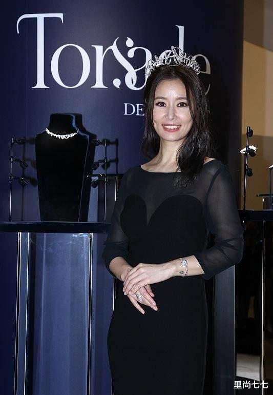 里尚七七|二胎实锤?林心如久违露面,侧身肚子隆起没腰线,全程捧腹显孕相