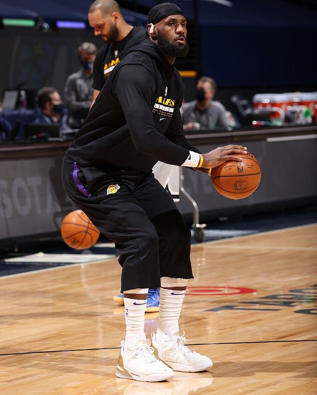 凱里·歐文|NBA球員上腳：濃眉上腳飛馬，歐文手持長(zhǎng)棍上腳紫龍蝦