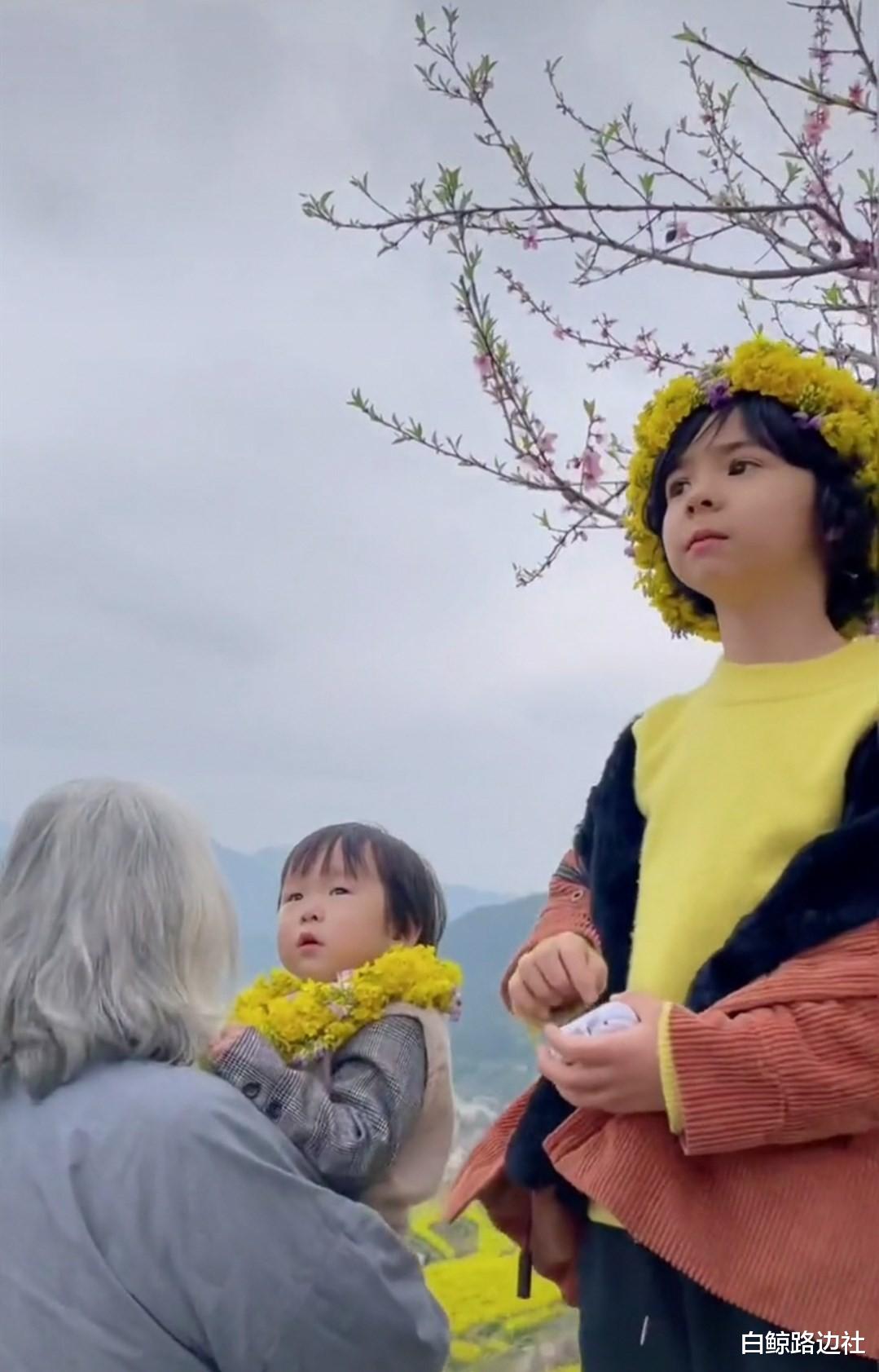 张纪中|70岁张纪中携家人踏青！小31岁娇妻腹部再隆起，去年才生下二胎