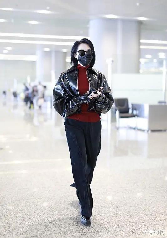 皮衣|许晴“韩系”风格够时髦，短发+皮衣拉风又飒爽，52岁活出新自我