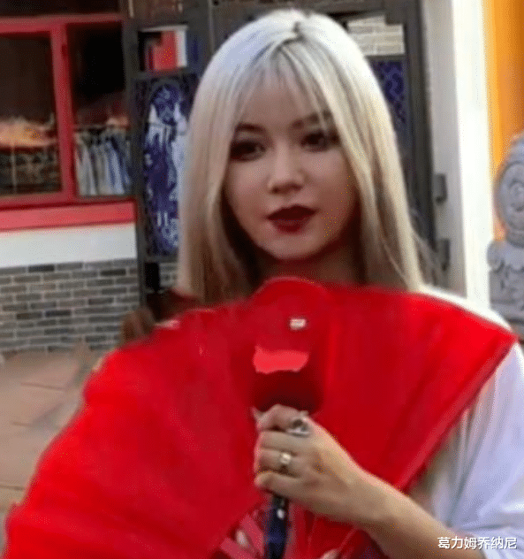 美颜|网红“刀小刀”路人照曝出，脸部像极了发面馒头，跟照片差别巨大