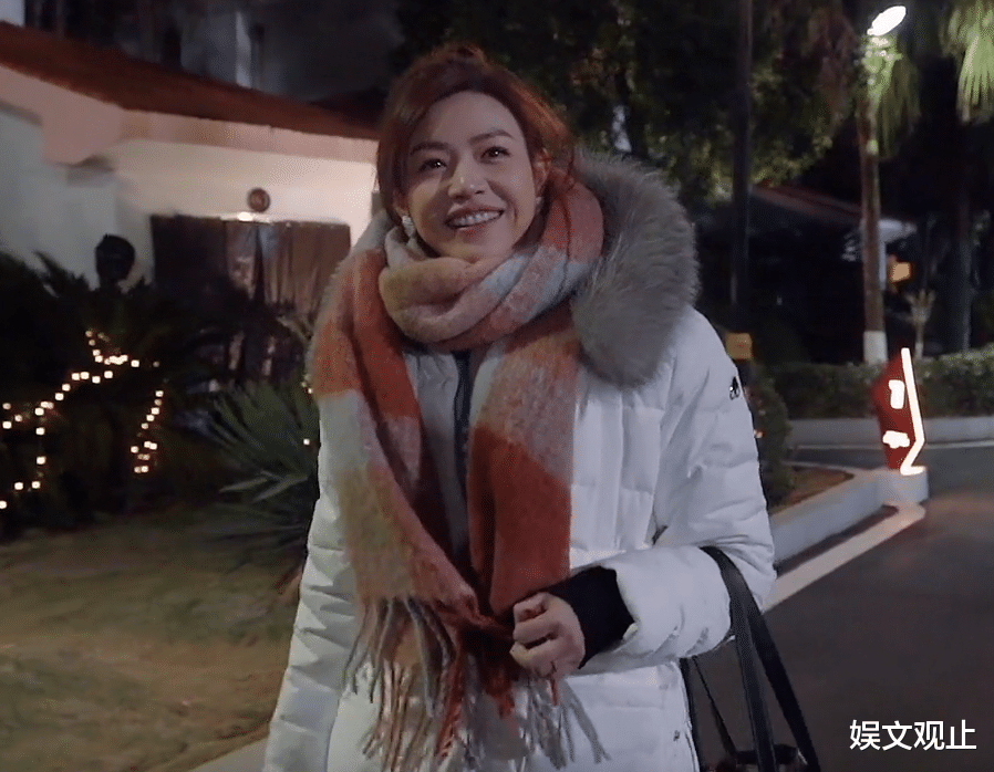 发型|陈妍希太敢了，斜刘海高丸子头，这“千禧年”造型一般人没法驾驭