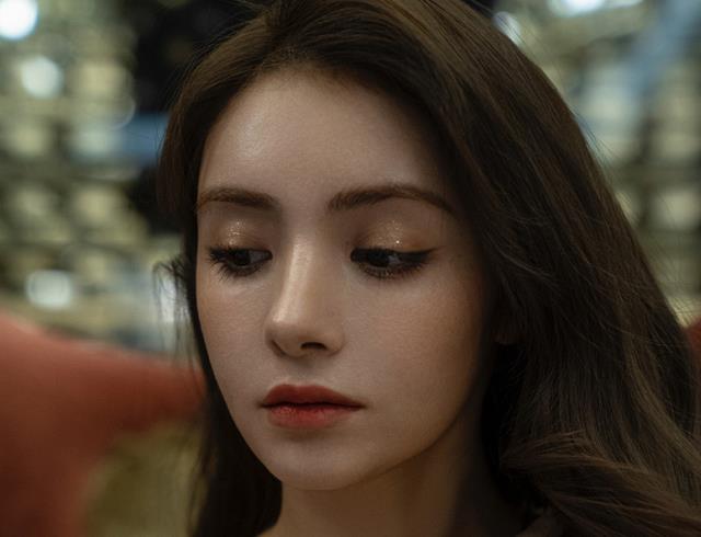 麦迪娜·买买提|有种“偏心”叫麦迪娜，女娲为她创造了美颜，却忘了捏一下她的手