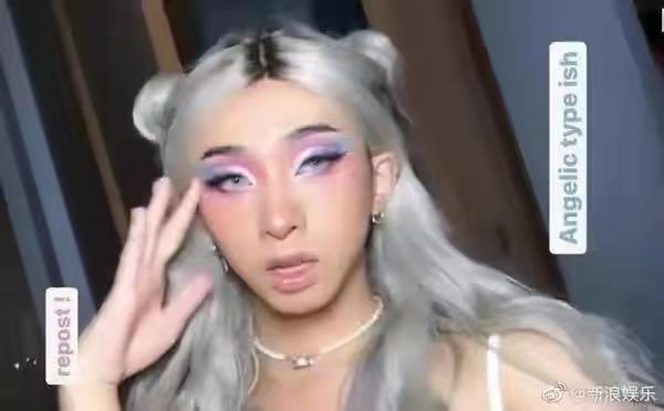 伊能静|伊能静儿子正式出道！穿露肚脐装拍片韩范足，母子俩机场高调牵手