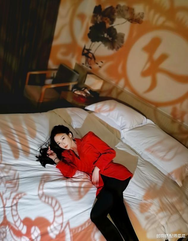 时尚搭配师瓜瓜|克拉拉最新大片曝光,穿挂脖开衩黑裙大秀身材,凹凸曲线真让人羡慕