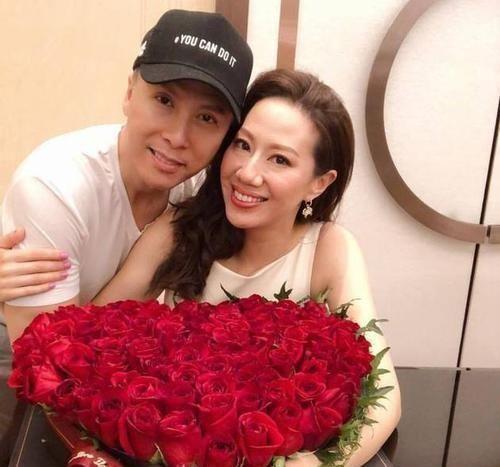 甄子丹|甄子丹全家赴西安旅游，儿女身高快超过爸妈，甄子丹搂妻子拍合照