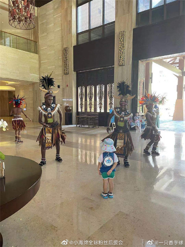 小海绵|网友在三亚偶遇baby和小海绵游泳，但没有看到黄晓明的身影