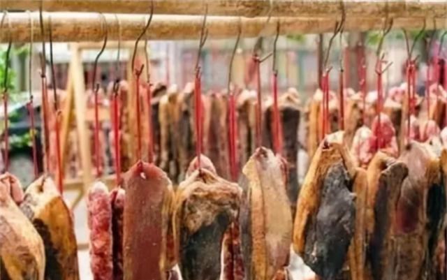 家暴男掐死妻子，之后将其分成9块腌腊肉，声称对妻子一见钟情