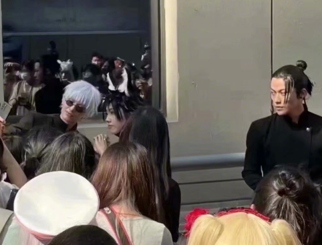 漫展|卡琳娜COS五条悟在漫展被围堵，其老公爆猛料：我被“绿”了