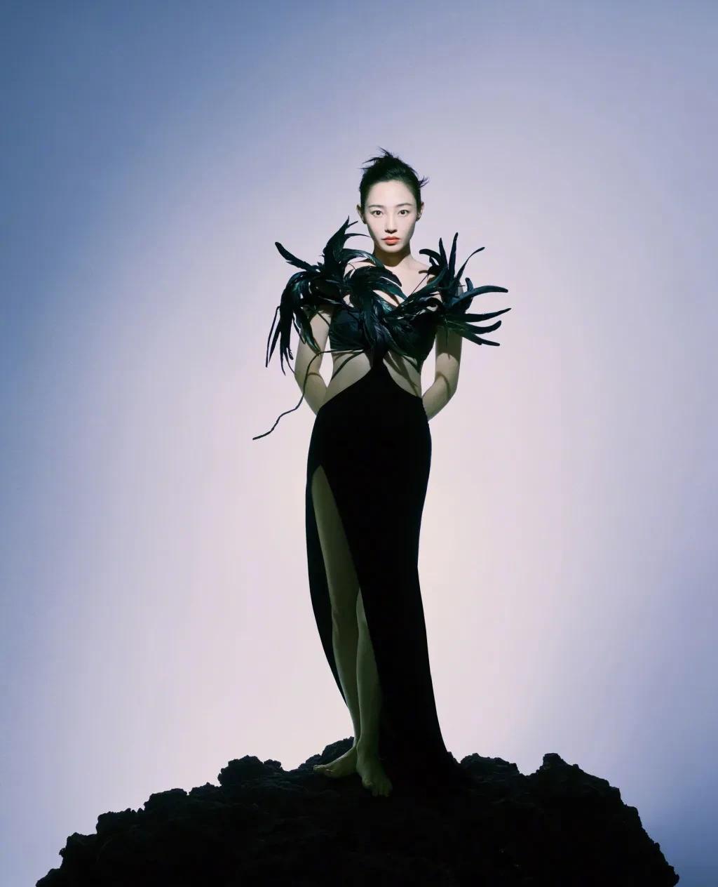 白百何|组图：演员白百何时尚杂志封面大片，自然灵动表现力十足