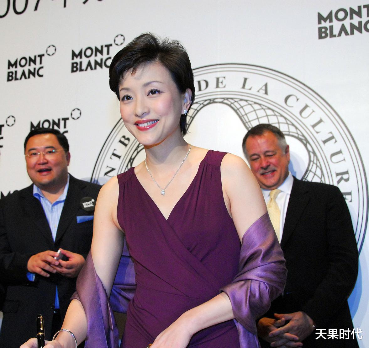 天果时代|杨澜好气质,紫纱裙配缎绸披巾贤惠又端庄,站富豪老公身边真显眼