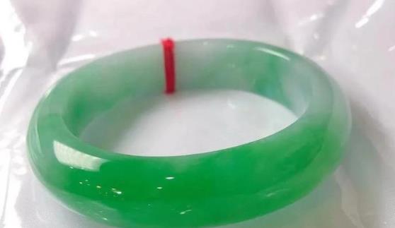 翡翠|并非越复杂的翡翠越贵，有种素面翡翠，料子和品质都很完美