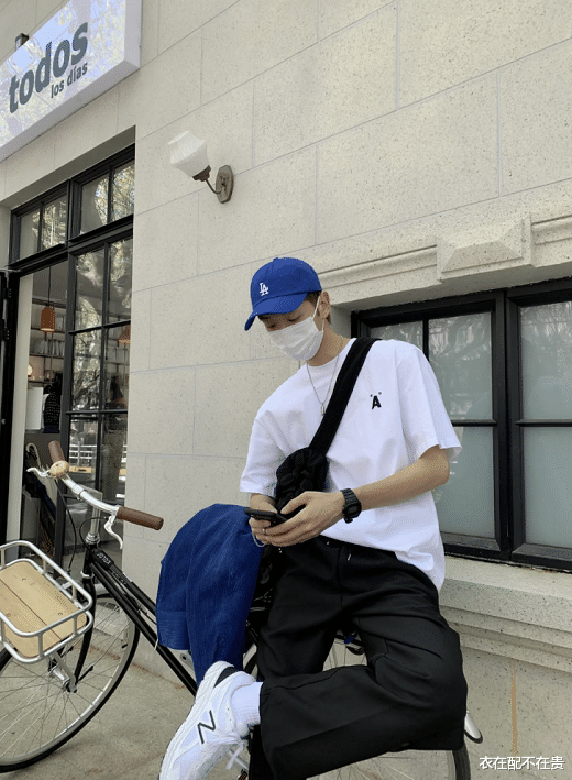 衣在配不在贵|郭敬明的纸片身材好真实，叠穿衣服都显瘦小，和助理相比反差真大
