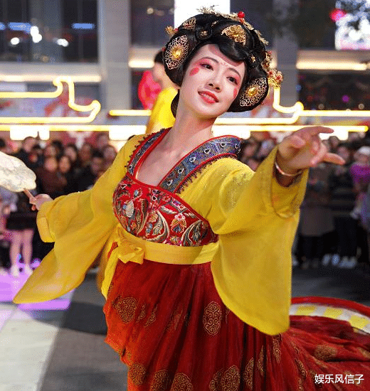 不夜城|“不倒翁小姐姐”被取代?璐鸽成不夜城新任顶流,网友:都别抢