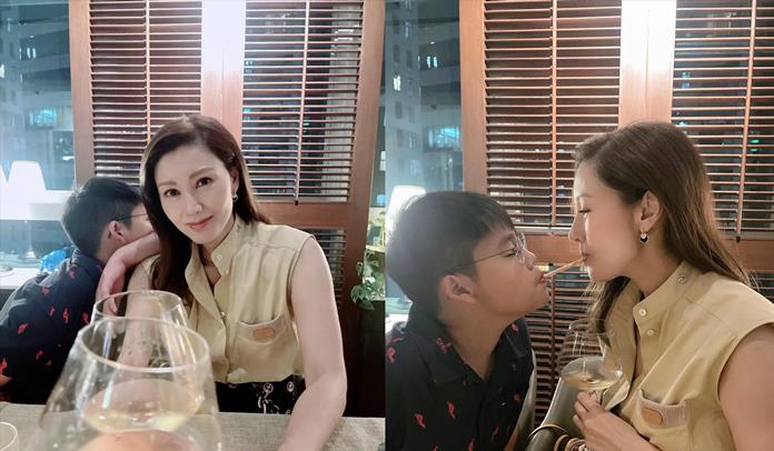 方脸妹说时尚|李嘉欣入秋照放大招，穿无袖少系扣，跟儿子玩嘴对嘴抢食太有情调