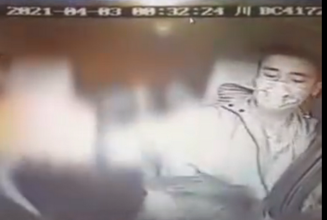 剧中作乐 数次头倒司机怀里！女乘客骚扰的哥遭怒斥赶下车，打车钱也没付