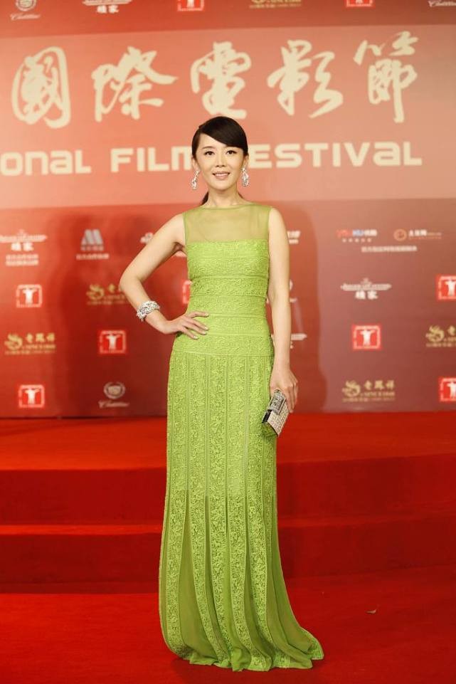 Lady变美日记|车永莉造型时髦却不失优雅，穿搭白色西装配“蚊帐”，挺有新意