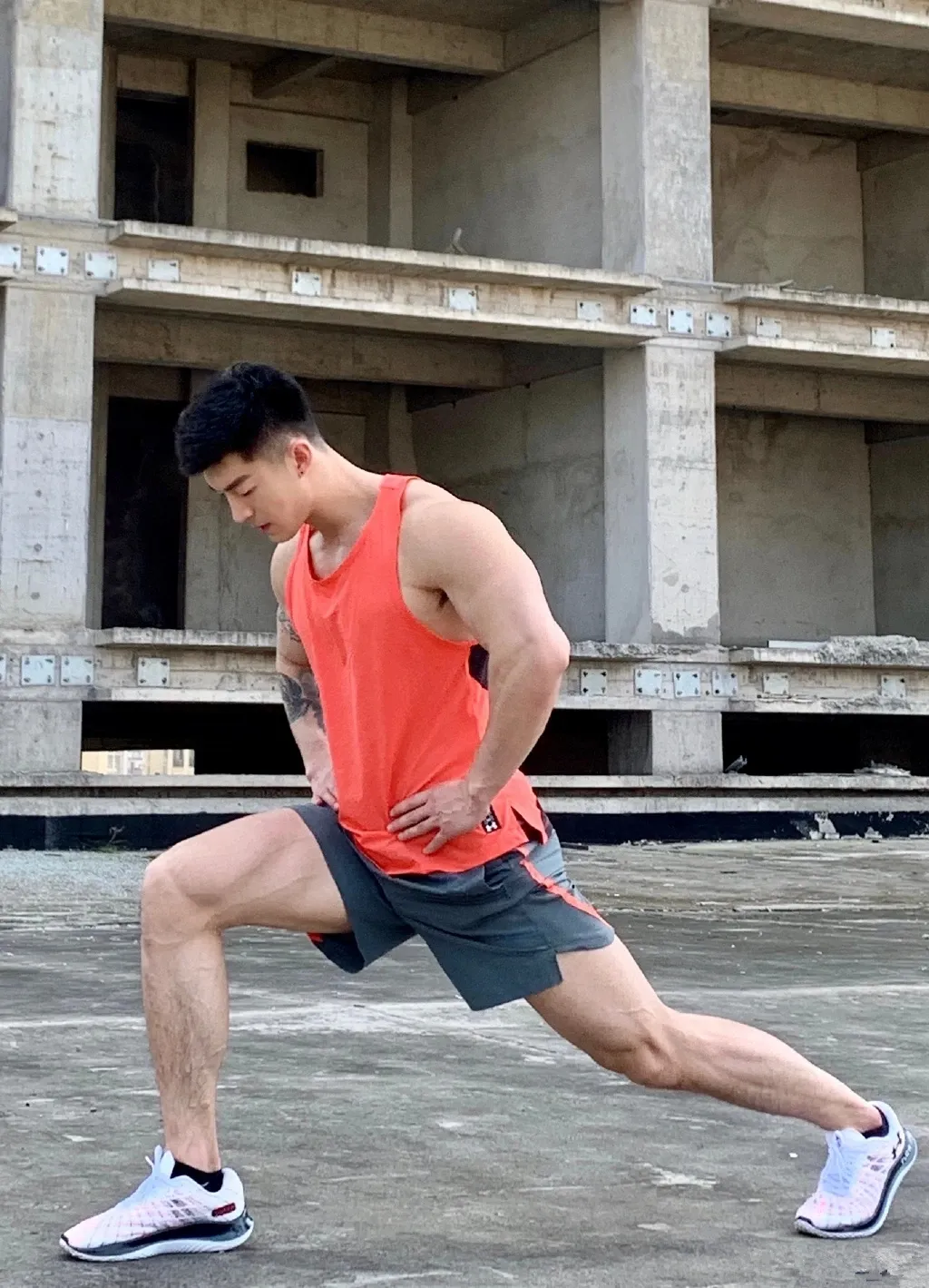 松山芭蕾舞团|酷似林更新的185肌肉私教被抓拍，没想到他的沙滩照更好看