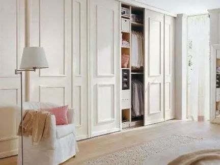 |卧室最不该装这种衣柜了，真的太不实用了