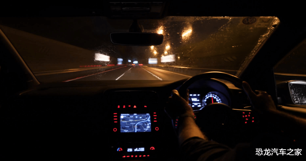 马自达冲向护栏，护栏插入车内凶险异常，事故原因令人大跌眼镜