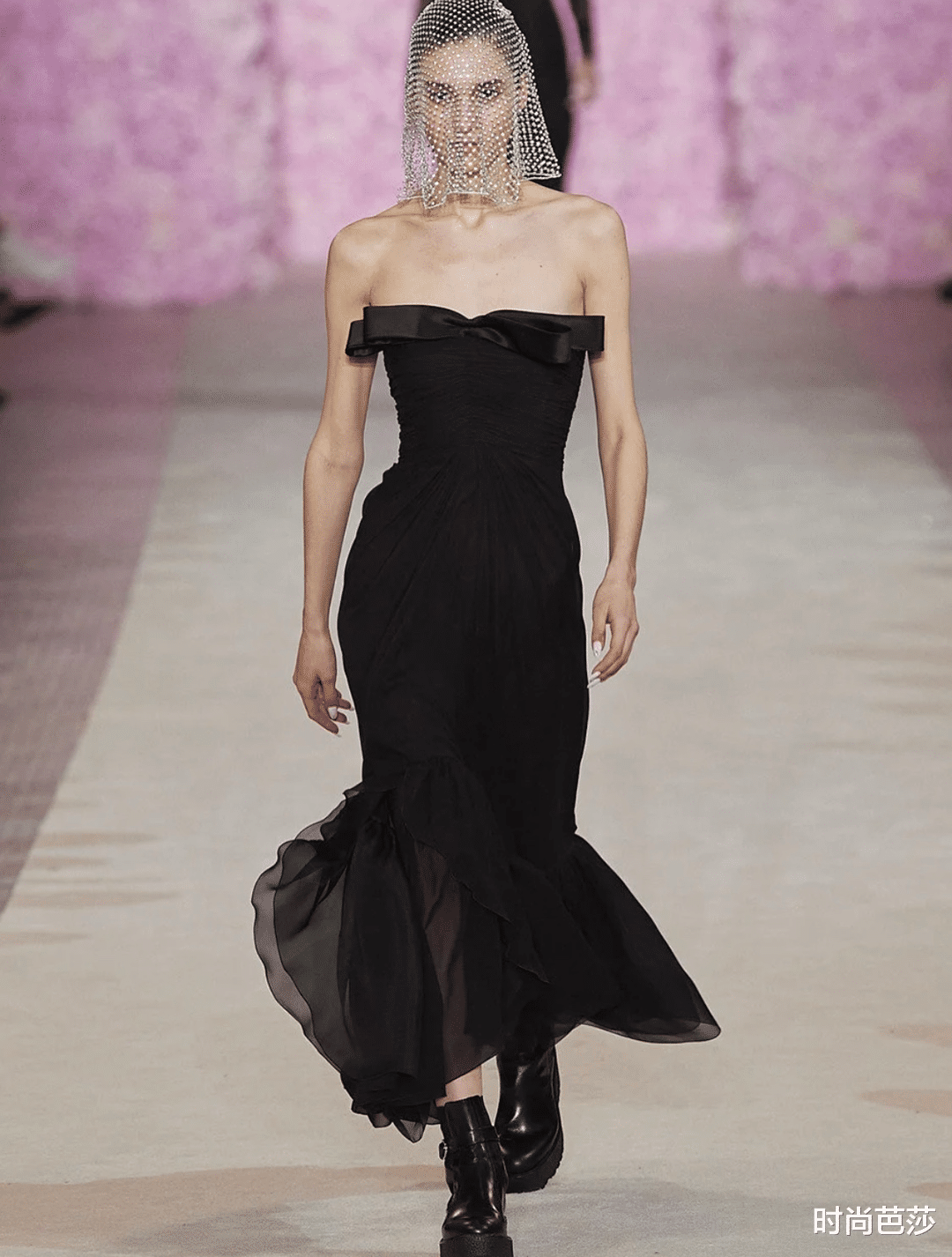 穿衣搭配|说实话，关晓彤的吊袜裙有点“惊”到我了