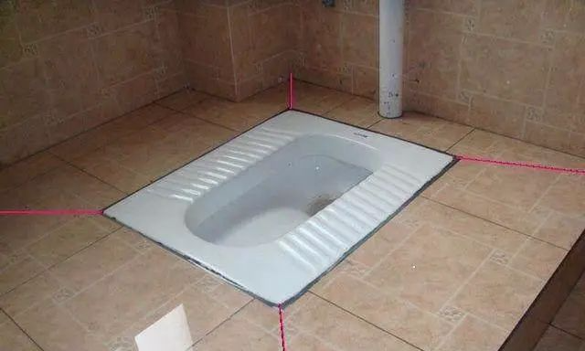 |新房装修，卫生间到底装马桶好还是蹲坑好？幸好我家没装错！